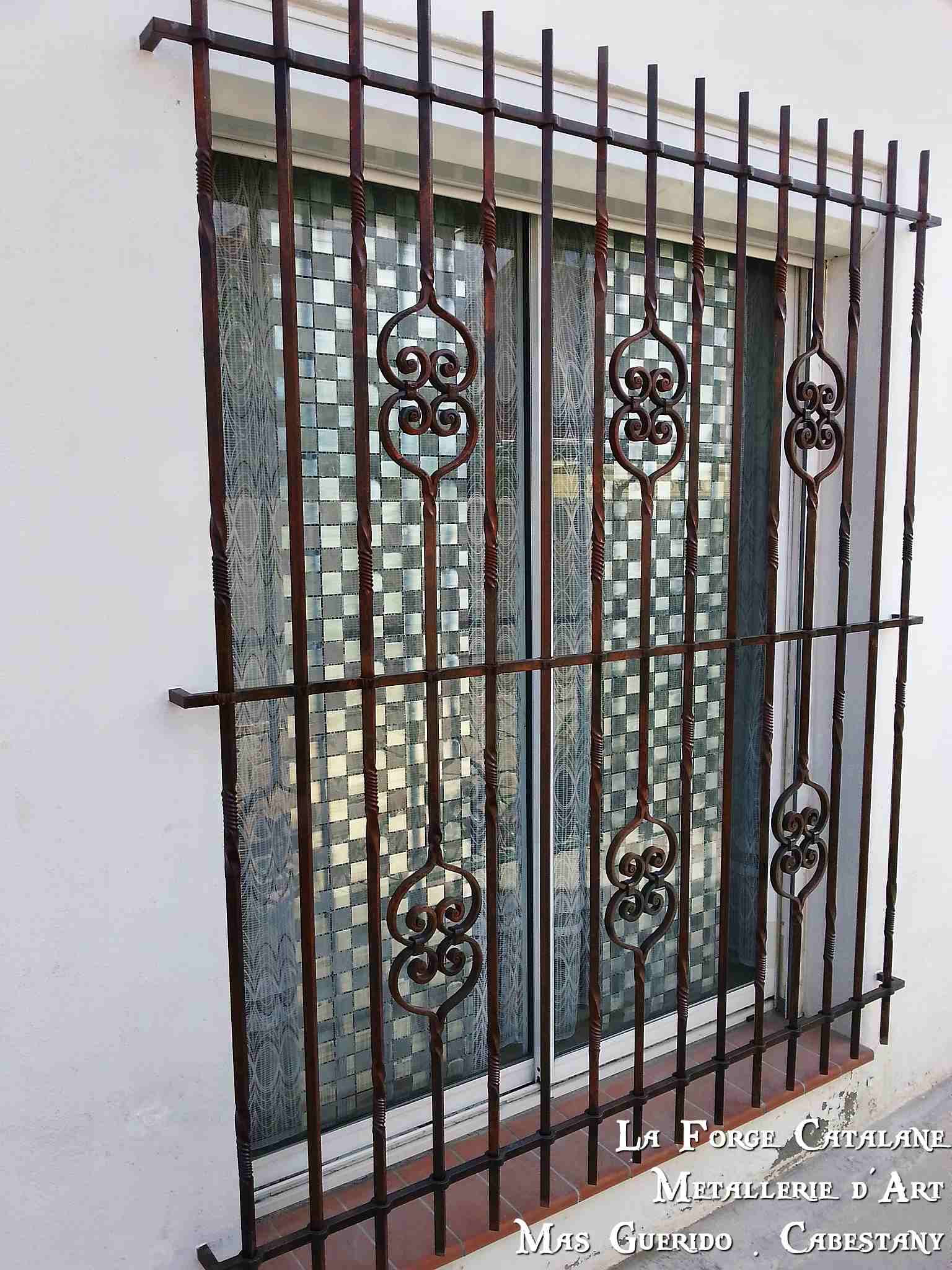 grille fixe grille articulee securite protection trous renfle torsade volute fer Forge Catalane Cabestany.jpg